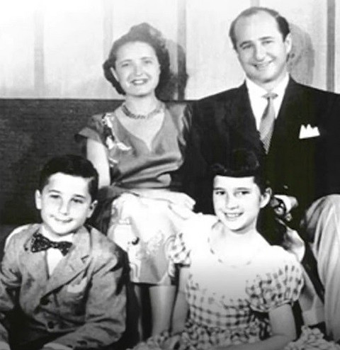 На фото супруги Хэндлеры с детьми — дочерью Барбарой и сыном Кеннетом — позируют для журналистов после успешного запуска новой игрушки.