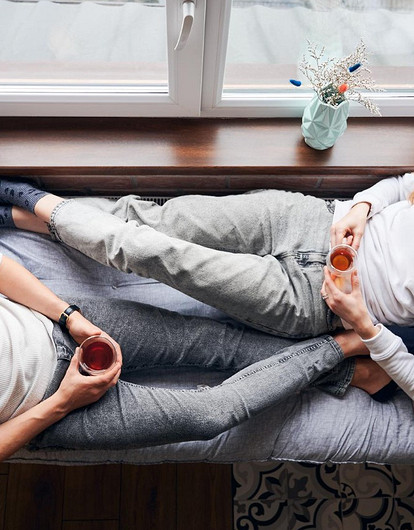 Не только горшки с цветами: 7 идей, как украсить большой подоконник