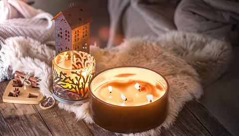 Живой огонь добавляет тепла и атмосферы в любую комнату, а большой подоконник — идеальное место для этого. Попробуй сгруппировать разные размеры и цвета свечей для создания динамики.