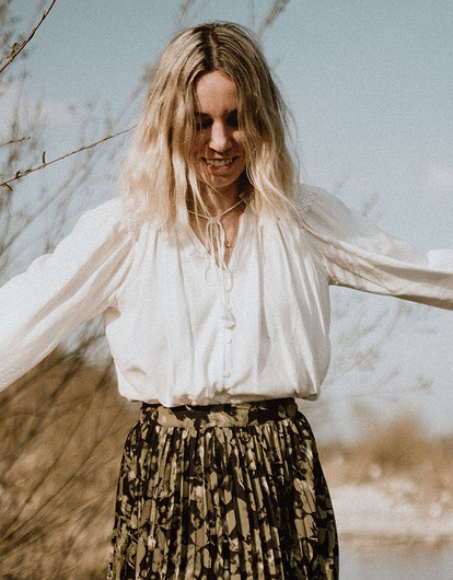 «Уродливая» обувь и свитер «на вырост»: с чем сочетать струящиеся юбки прямо сейчас