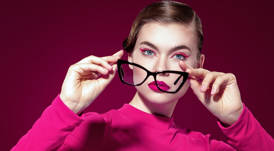 За стеклом: секреты макияжа для тех, кто носит очки