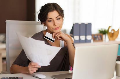 Кредитная ловушка: почему женщины чаще мужчин не могут выплатить долги и как этого избежать