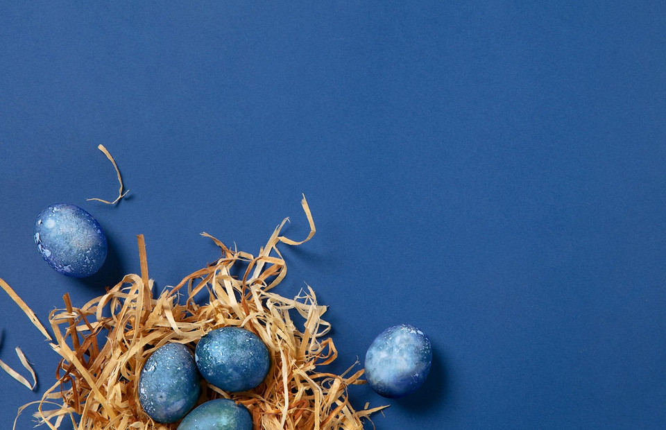 Как необычно покрасить яйца на Пасху натуральными красителями: 5 вариантов