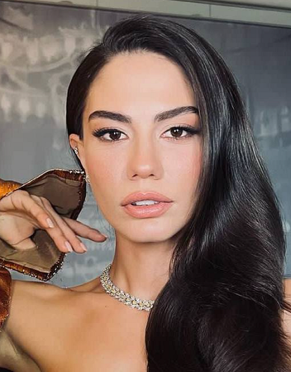 Звезда сериала «Запах клубники» Демет Оздемир объявила о разводе с мужем