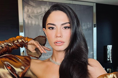 Звезда сериала «Запах клубники» Демет Оздемир объявила о разводе с мужем