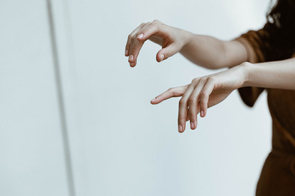 Если немеют руки: 9 причин (и есть ли среди них опасные)