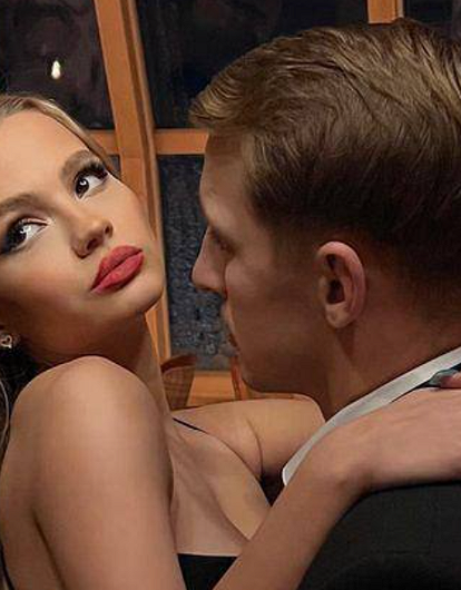 Валя Карнавал намекнула на расставание с Сашей Стоуном