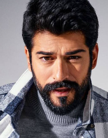 Бурак Озчивит впервые показал лицо новорожденного сына