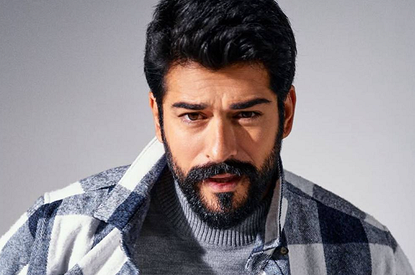 Бурак Озчивит впервые показал лицо новорожденного сына