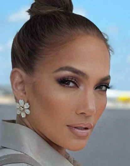 Дженнифер Лопес примерила эффектное платье (фото)