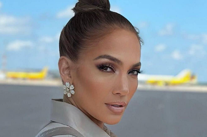 Дженнифер Лопес примерила эффектное платье (фото)