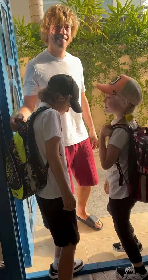 Пугачева и Галкин* показали, как провожают детей в израильскую школу