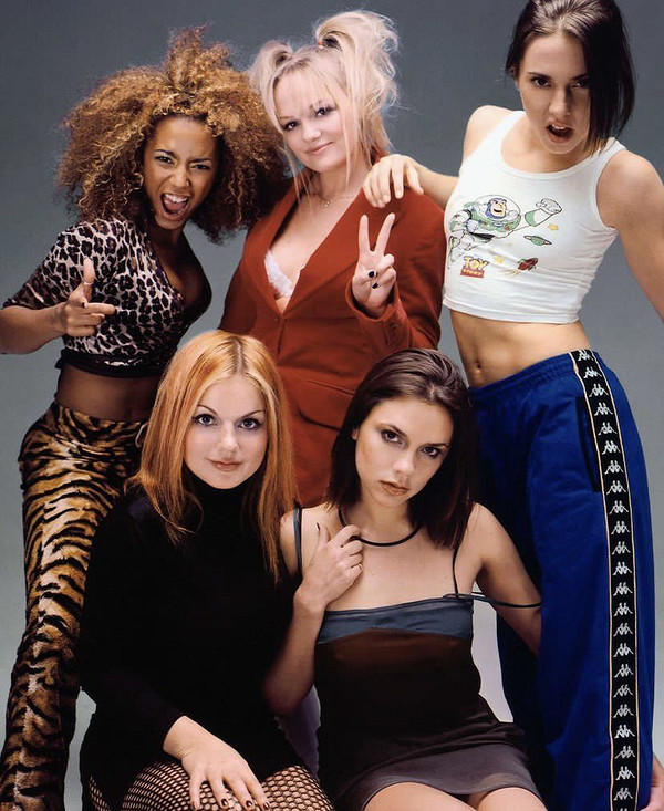 Одна чуть не умерла от истощения, а вторая впала в тяжелую депрессию: что стало с солистками Spice Girls и как они выглядят сейчас