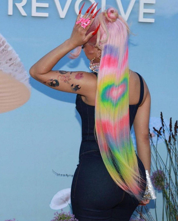 Нескромное мини и радужные волосы: какими нарядами удивили звезды на музыкальном фестивале Coachella