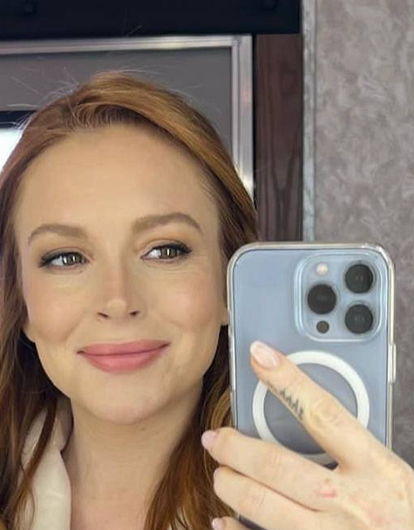 Линдси Лохан выложила первое фото с округлившимся животом