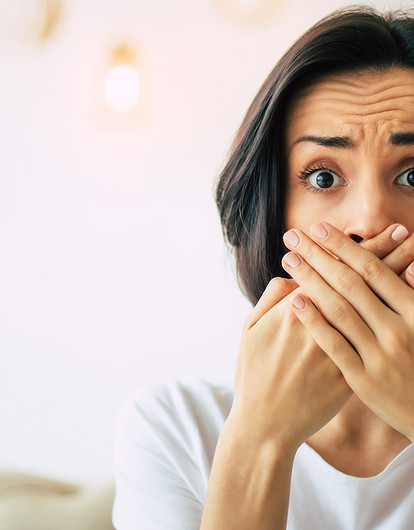 Желтые зубы: в чем причины этой проблемы (и как вернуть белоснежную улыбку)