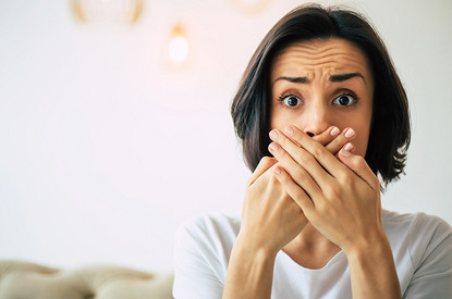 Желтые зубы: в чем причины этой проблемы (и как вернуть белоснежную улыбку)