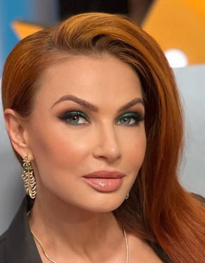 Эвелина Бледанс снялась топлес на пляже (фото)