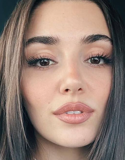 Не узнать: Ханде Эрчел сменила цвет волос и стала рыжей (фото)