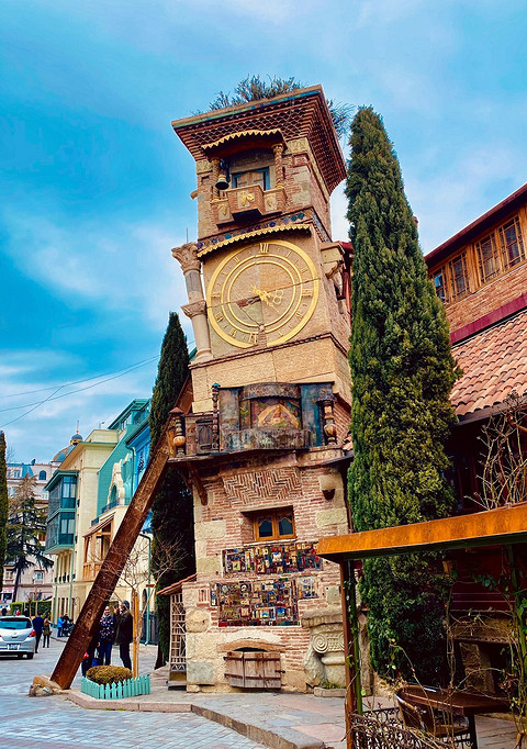Знакомство с Грузией стоит начинать со столицы, а знакомство с Тбилиси — со старого города! Поброди по узким мощеным улочкам, дойди до раскосой баш...