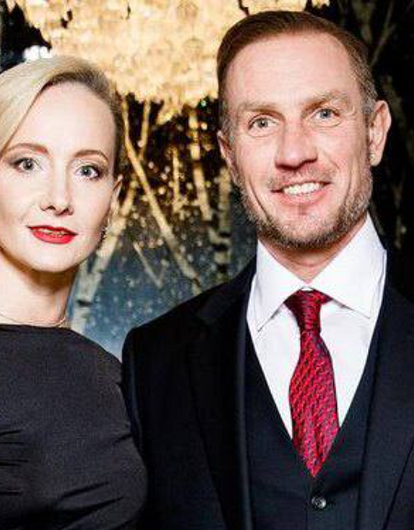 Жена Костомарова опровергла новость о его отъезде за границу