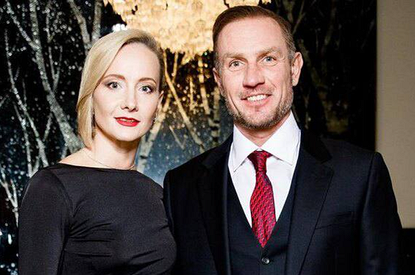 Жена Костомарова опровергла новость о его отъезде за границу