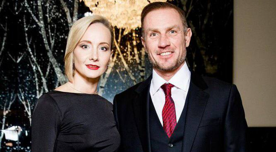 Жена Костомарова опровергла новость о его отъезде за границу