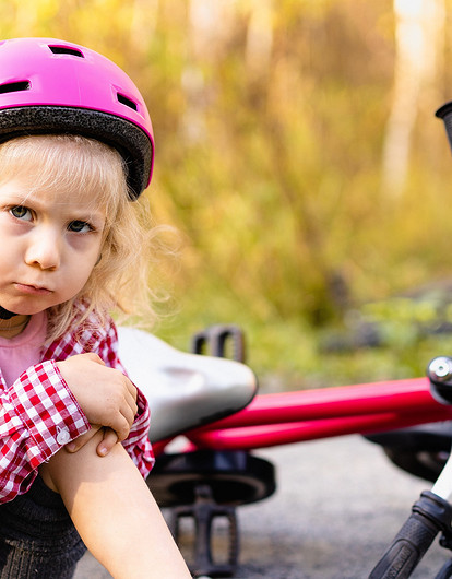 Порезы, ушибы и другие неприятности у детей: как правильно действовать родителям