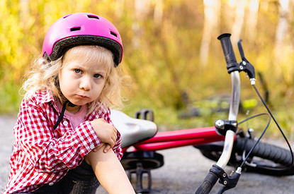 Порезы, ушибы и другие неприятности у детей: как правильно действовать родителям