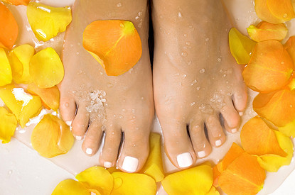 Неон, черно-белое кино и другие тренды в педикюре к пляжному сезону 2023