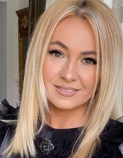 Яна Рудковская похвасталась стройной фигурой в ярком купальнике