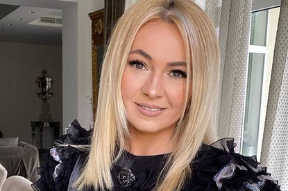 Яна Рудковская похвасталась стройной фигурой в ярком купальнике