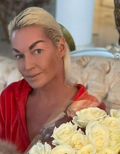 Вдвое младше: Анастасия Волочкова вышла в свет с молодым спутником