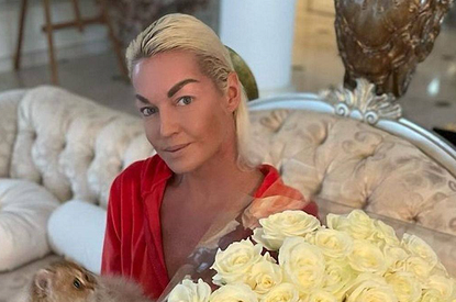 Вдвое младше: Анастасия Волочкова вышла в свет с молодым спутником