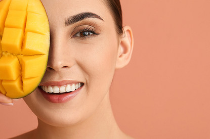 Манго, годжи, спирулина: как суперфуды работают на твоей коже — рассказывают эксперты