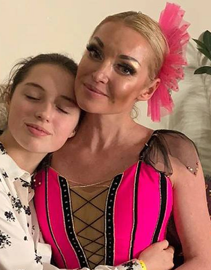 «Не захотела видеть»: Волочкова объяснила, почему ее не пустили на последний звонок дочери