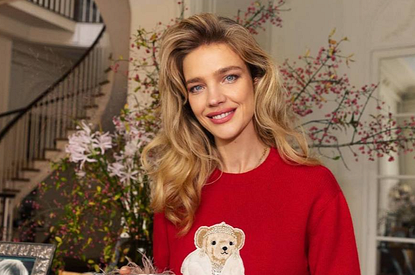 Редкий выход: Наталья Водянова появилась на Каннском фестивале в платье с вырезами под грудью