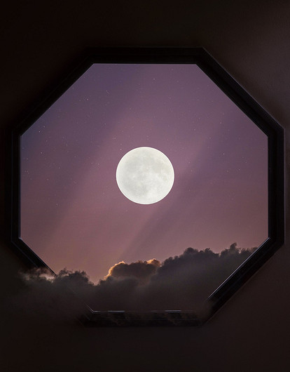 Клубничное полнолуние 2024 в Козероге: когда состоится, какие обряды проводить