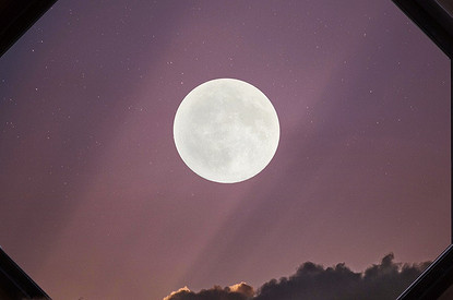 Клубничное полнолуние 2024 в Козероге: когда состоится, какие обряды проводить