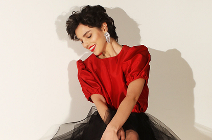 Red fashion: выбираем вещи в главном оттенке осени 2023 и рассказываем, как их носить