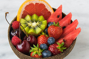 Нутрициолог назвала фрукты и овощи, которые стоит покупать в июне