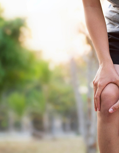 Почему хрустят колени: 8 возможных причин (и как от этого избавиться)