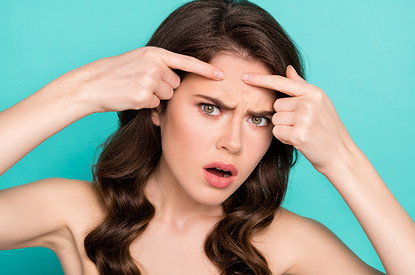 «Не хмурься — морщины будут»: развенчиваем этот и другие мифы о старении