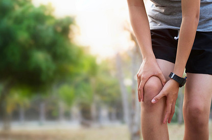 Почему хрустят колени: 8 возможных причин (и как от этого избавиться)