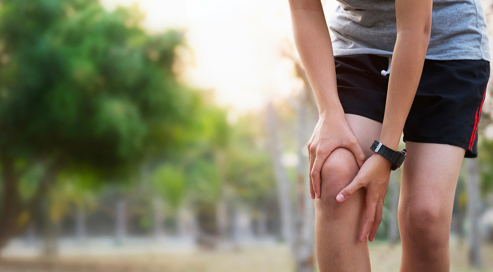 Почему хрустят колени: 8 возможных причин (и как от этого избавиться)