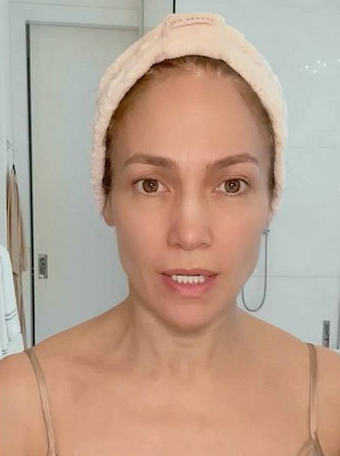 Дженнифер Лопес показала, как выглядит без макияжа и фильтров (фото)