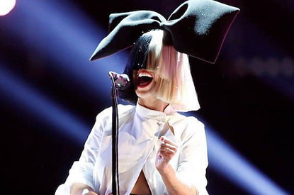 У певицы Sia выявили аутизм