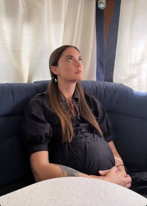 Агата Муцениеце показала снимок с беременным животом