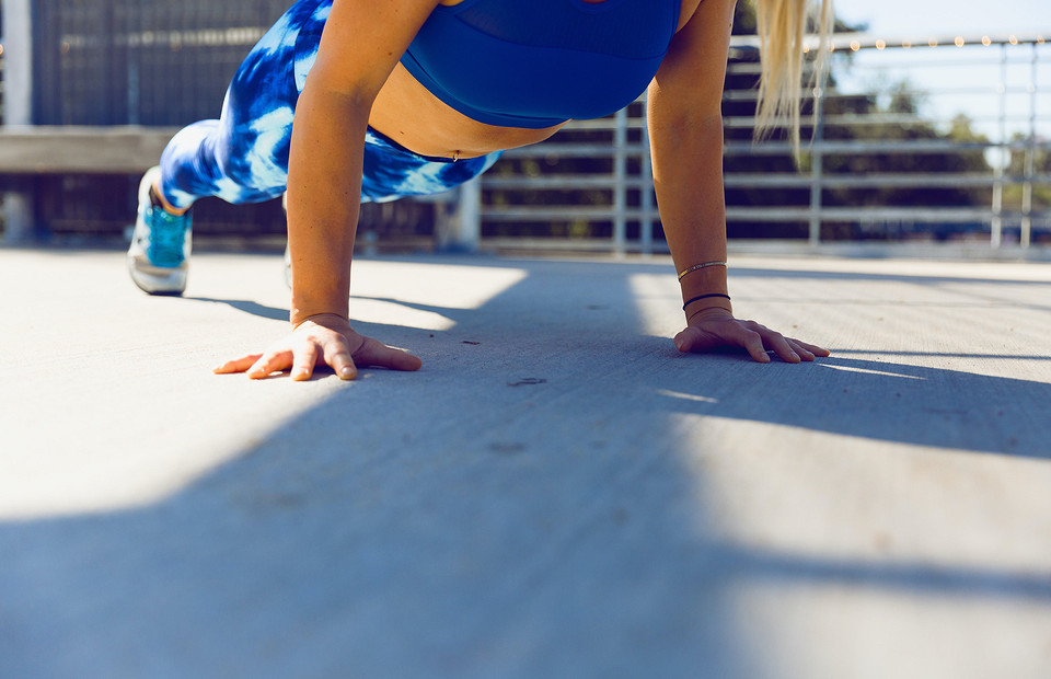 6 популярных упражнений, которые не принесут пользу (и даже навредят)