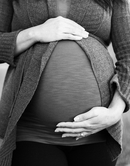 Почему тянет живот при беременности: 4 безвредных и 4 опасных причины